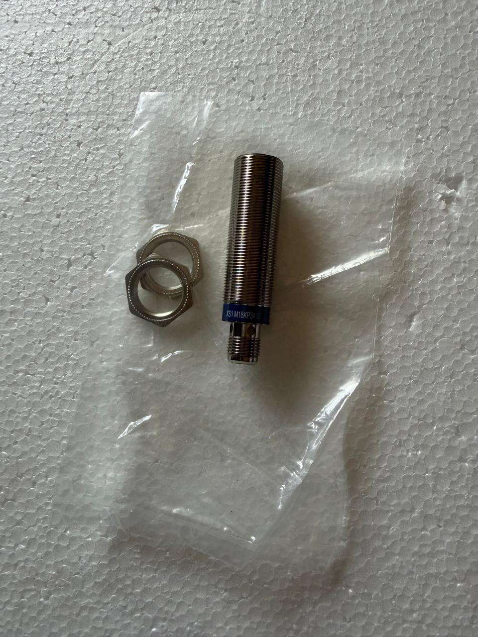 Telemecanique Xs1 M18KP340D Proximity Switch - Image 2