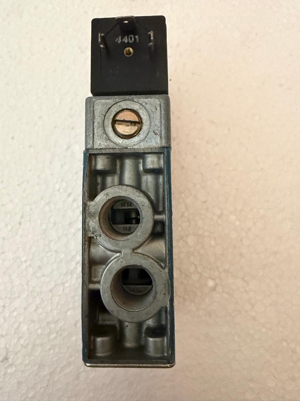 Rexroth Wabco 3723542220 Pneumatic Directional Valve - Image 2