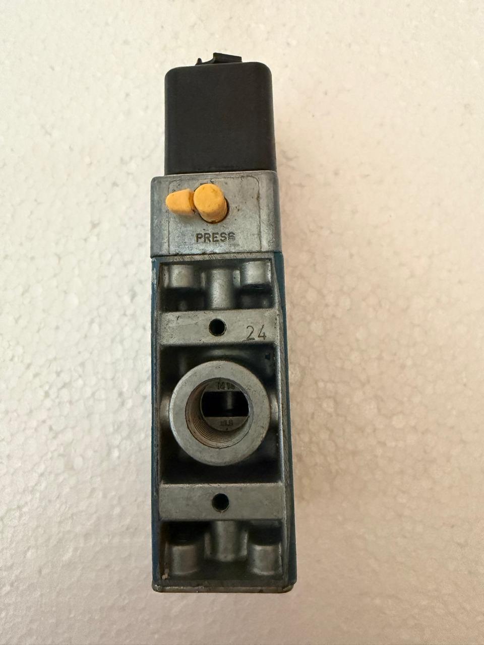 Rexroth Wabco 3723542220 Pneumatic Directional Valve - Image 4